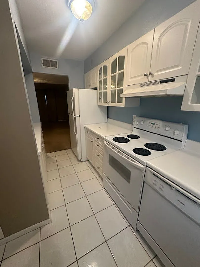 Townhome in Tallwood Oaks — Photo 3