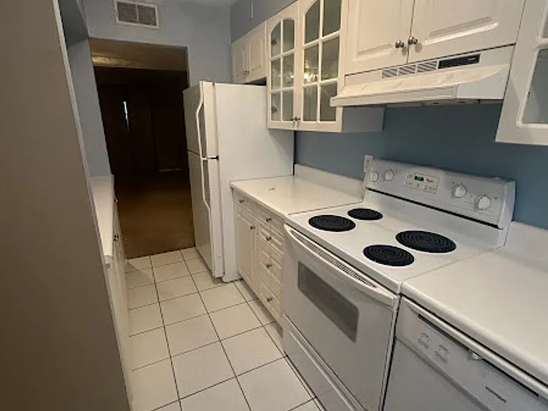 621 W Indiana Ave #16 — Photo 3