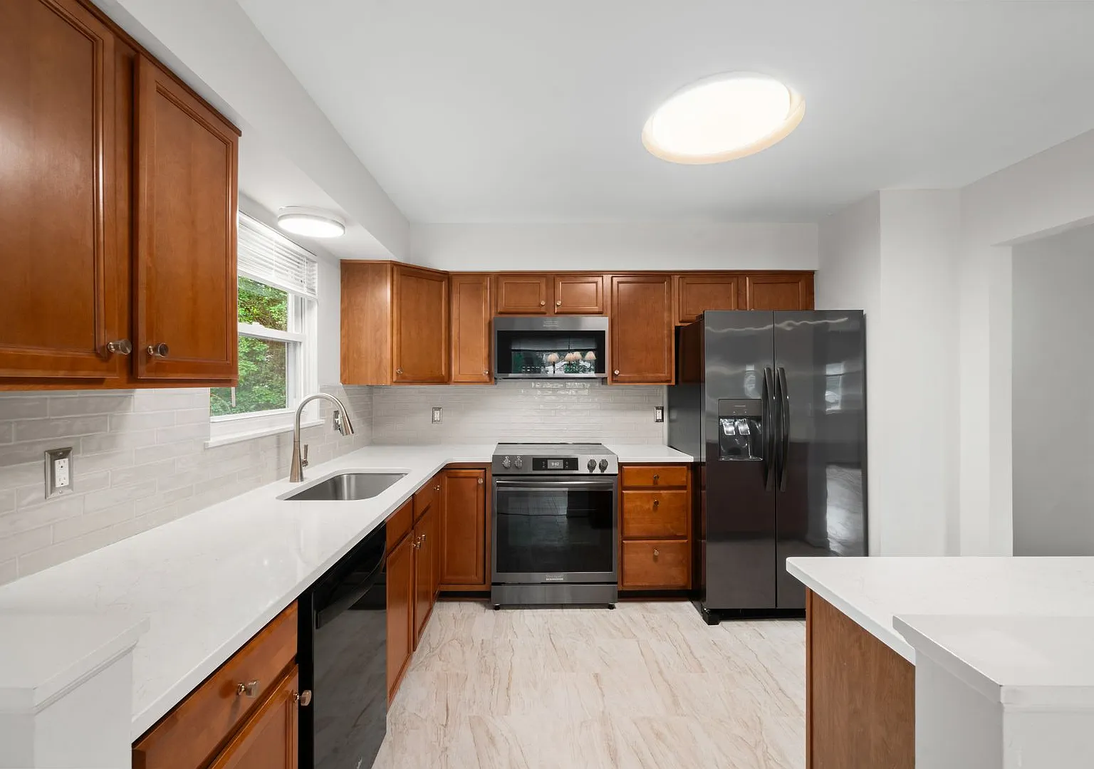Ready for move in! Home in water privileged Hillsmere! — Photo 3