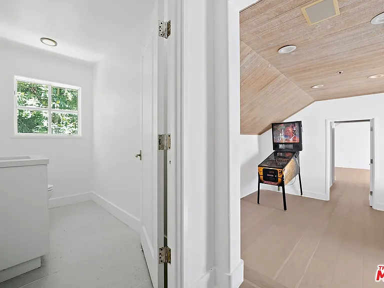 2387 Stratford Cir — Photo 45
