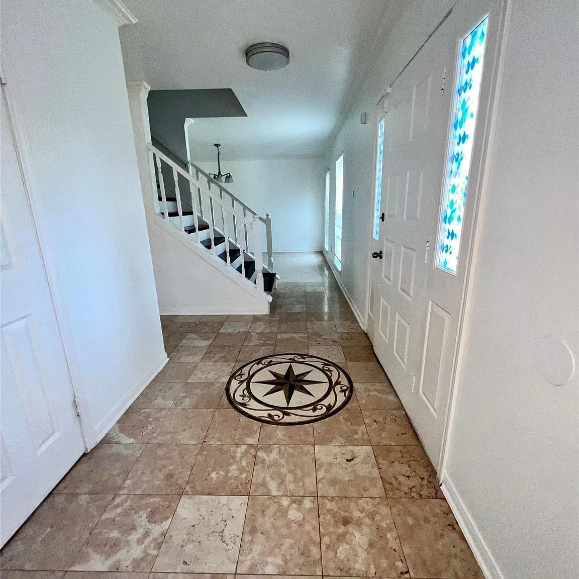 5 bed, 3.5 bath, 2464 sqft, $2,700 — Photo 2