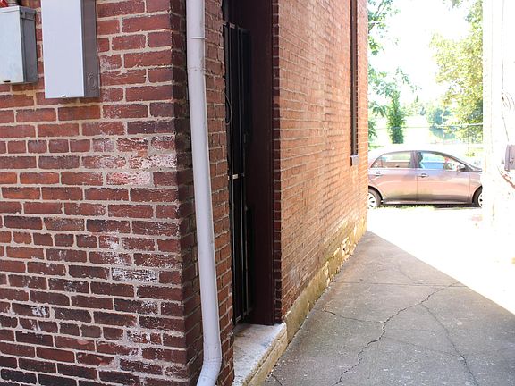 Side entrance for the studio apartment