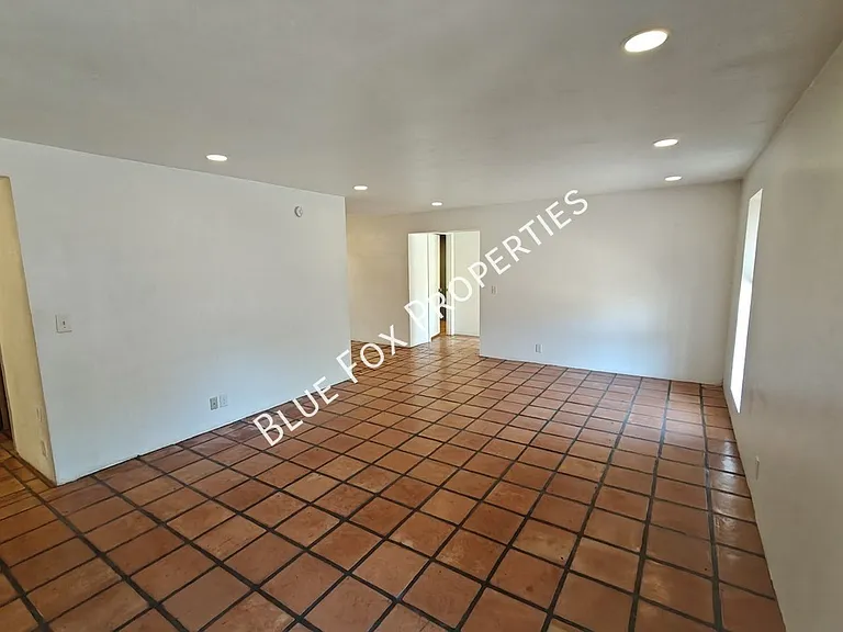2781 W Calle Carapan — Photo 8