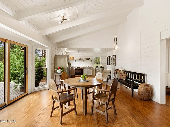 21st image of 284 Savannah Shores Dr