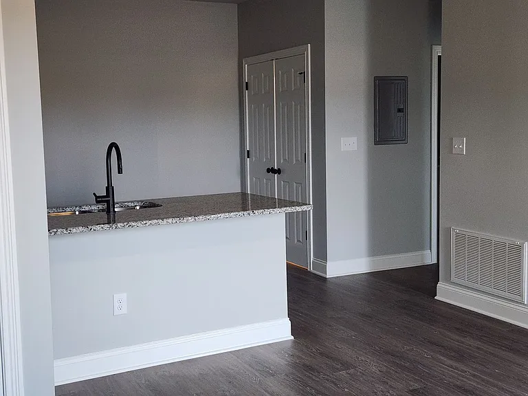 201 Palmer Ct — Photo 3