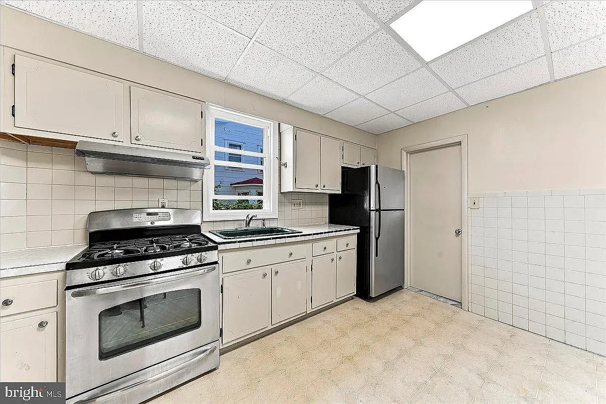 Spacious 3BR/1BA First-Floor Unit with Huge Backyard, Basement & Laundry — Photo 2