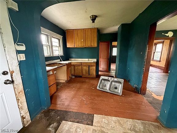 3rd image of 235 Iddings Ave SE