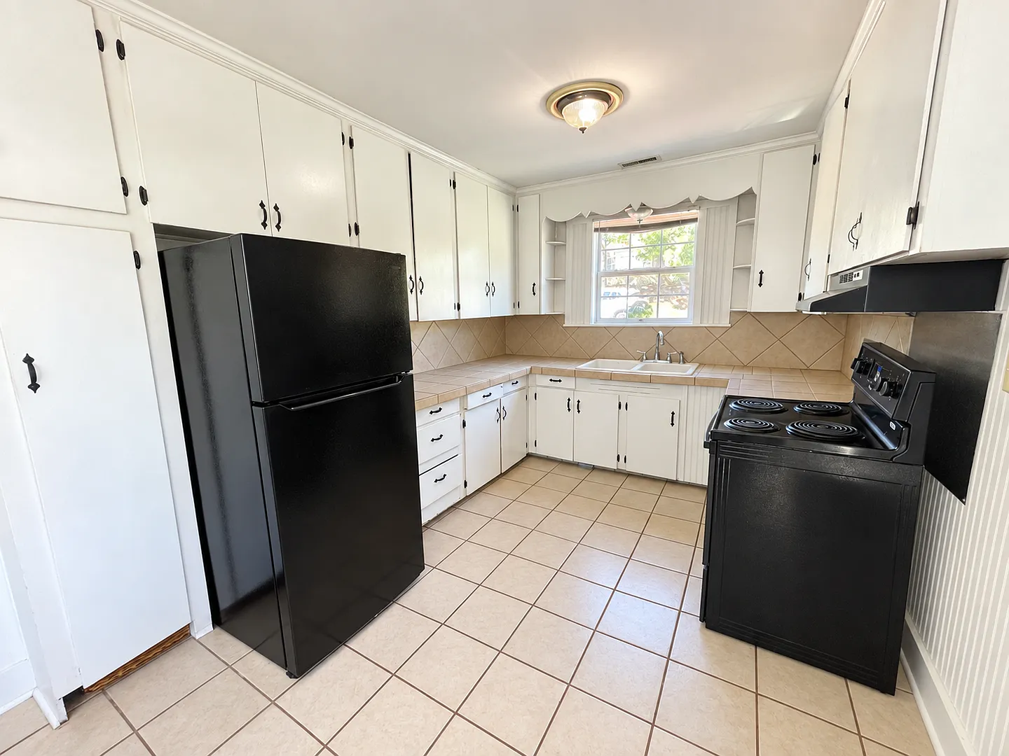 3 Bedroom Walkable to Campus Pre-Leasing for August 9 2027! — Photo 3
