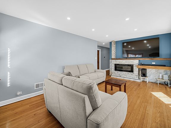 3rd image of 6056 W Fletcher St