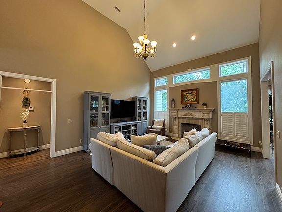 4th image of 3906 NE Cadbury Ave