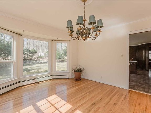 3rd image of 25 Oakwood Dr