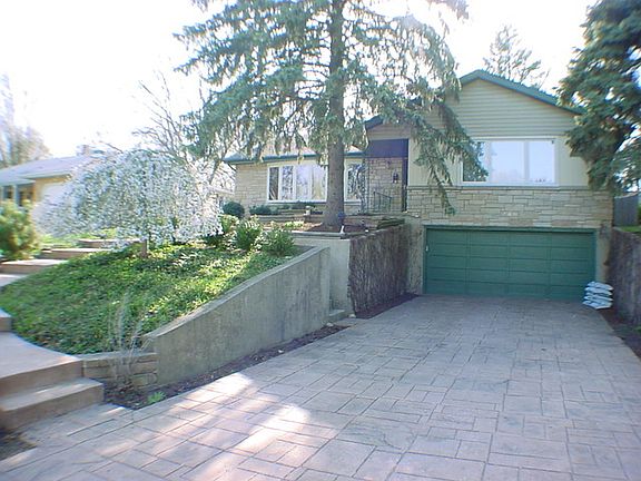 3rd image of 246 Abbotsford Ct