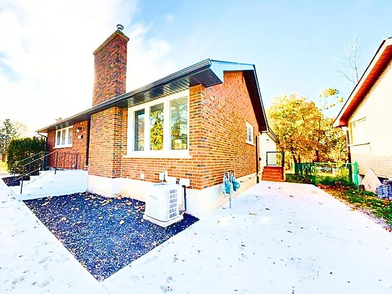 77 Godfrey Dr — Photo 2