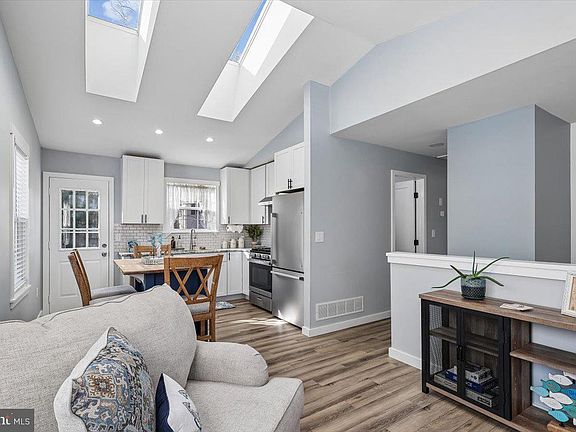 4th image of 390 Laurel Trl
