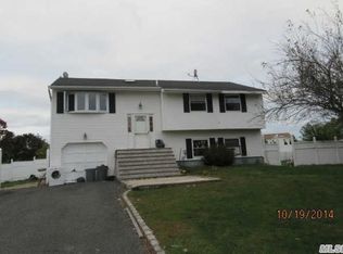 18 Loma St, Medford, NY 11763