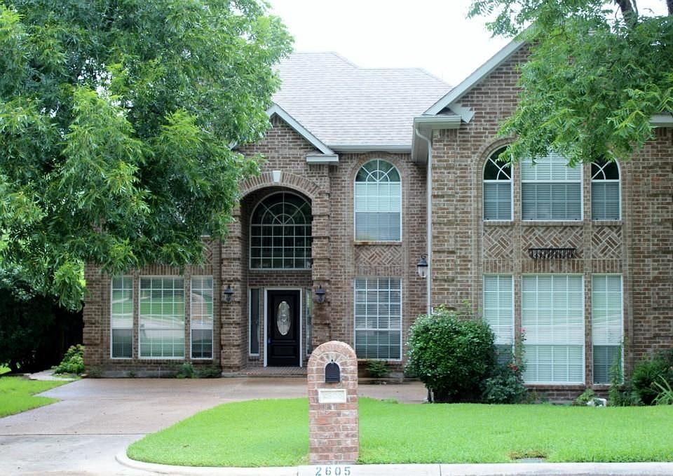 1st image of 2605 Greenway Dr