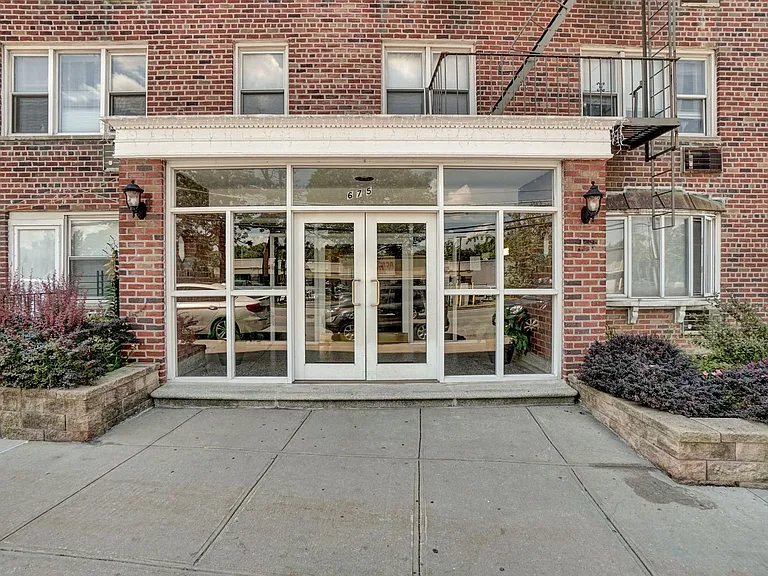 675 McLean Ave — Photo 2