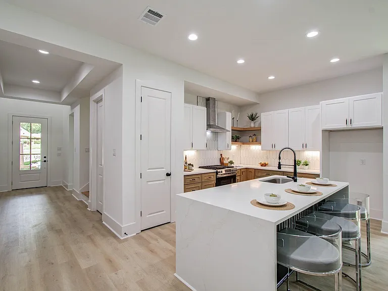 1802 Rollingwood Dr — Photo 6
