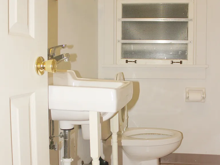 Bath sink & toilet