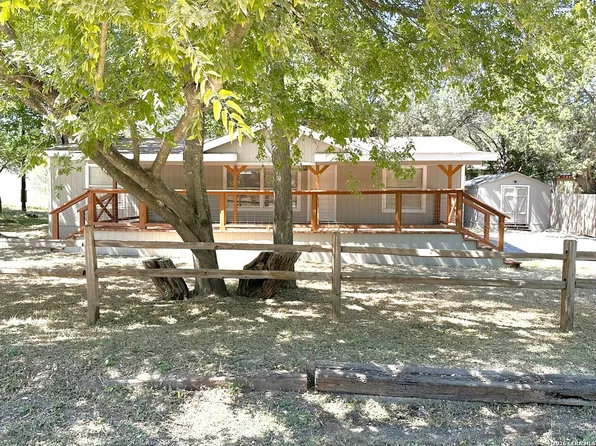 7939 WHARTONS DOCK RD, Bandera, TX 78003