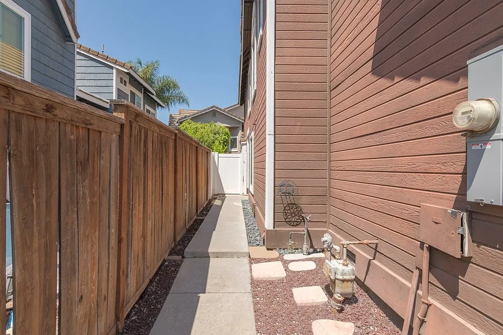 3 bed, 2.5 bath, 1234 sqft, $3,195 — Photo 4