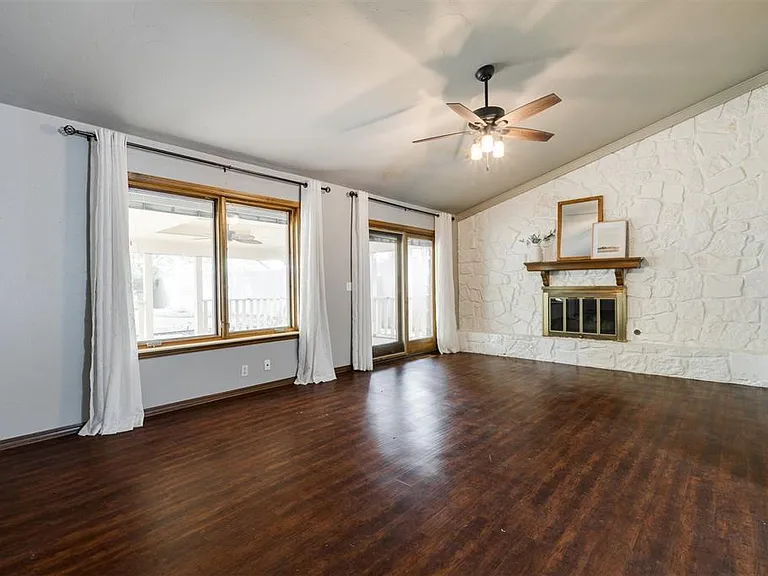 320 Elwood Dr — Photo 4