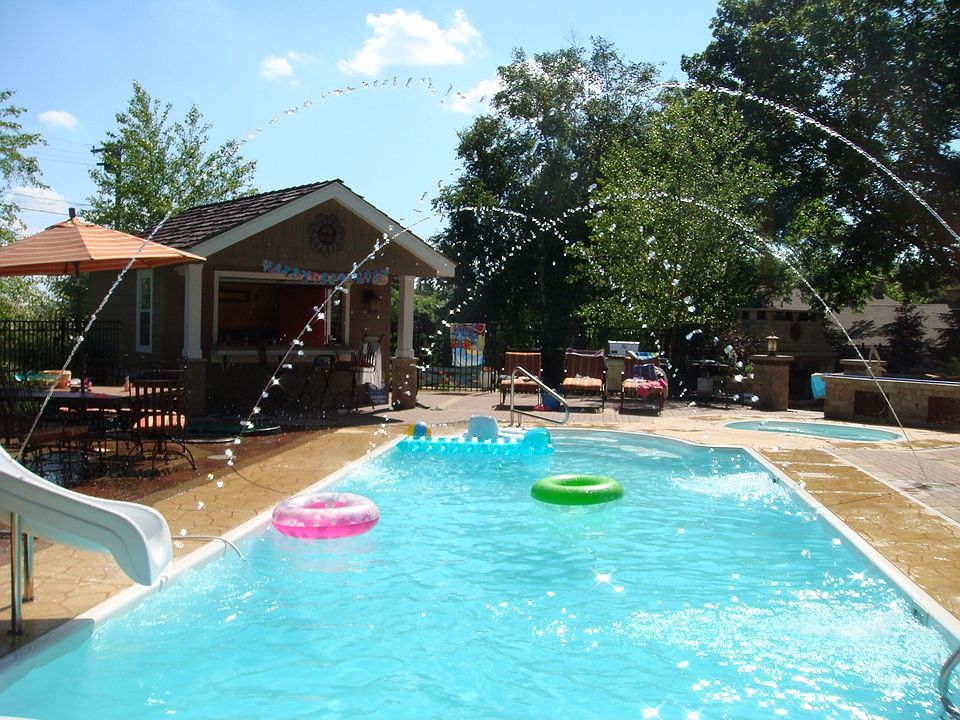 Adjustable water fountains! Gorgeous working FP outside!