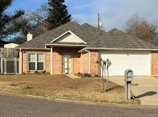 26 Wellington Dr, Longview, TX 75605