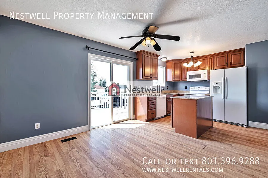 Gorgeous 5-bed Home in Clearfield — Photo 2