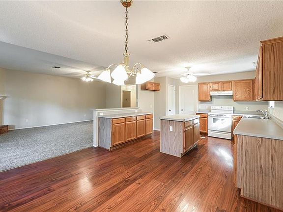 3rd image of 2723 Red Oak Dr