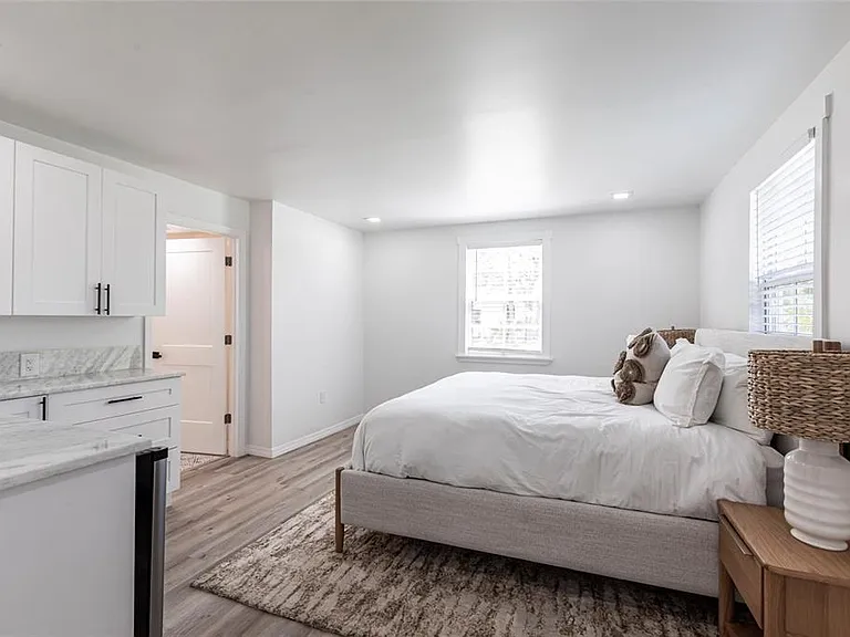 640 Broadway St — Photo 18