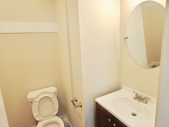 4th image of 139 E Cottage St #2