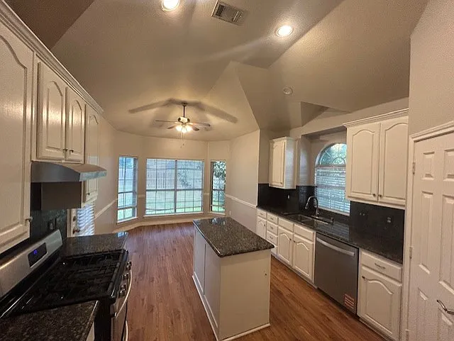 4 bed, 1763 sqft, $2,100 — Photo 2