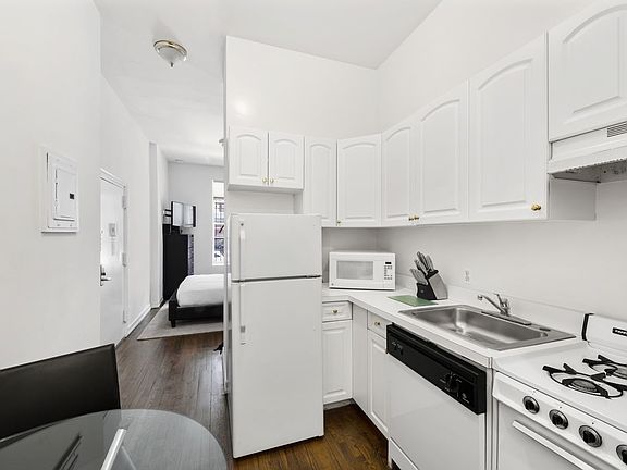 3rd image of 427 E 82nd St APT 1A