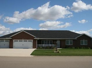 155 Jack Oak Dr SE, Cascade, IA 52033