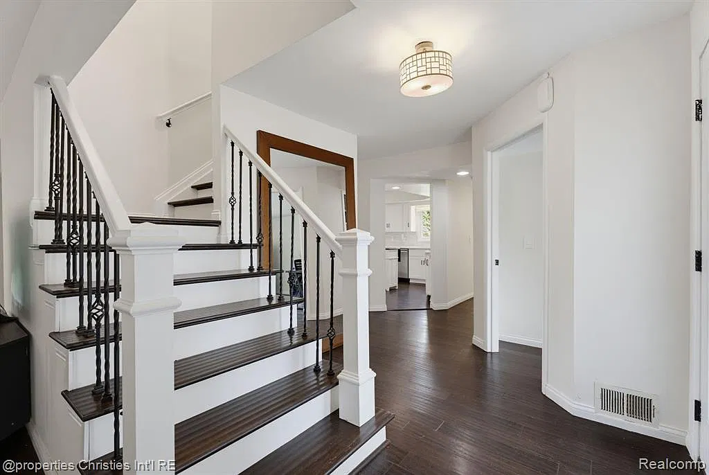 3 bed, 2.5 bath, 2625 sqft, $4,200 — Photo 4