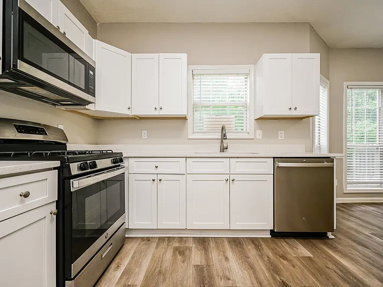 135 Stratmore Pl — Photo 8