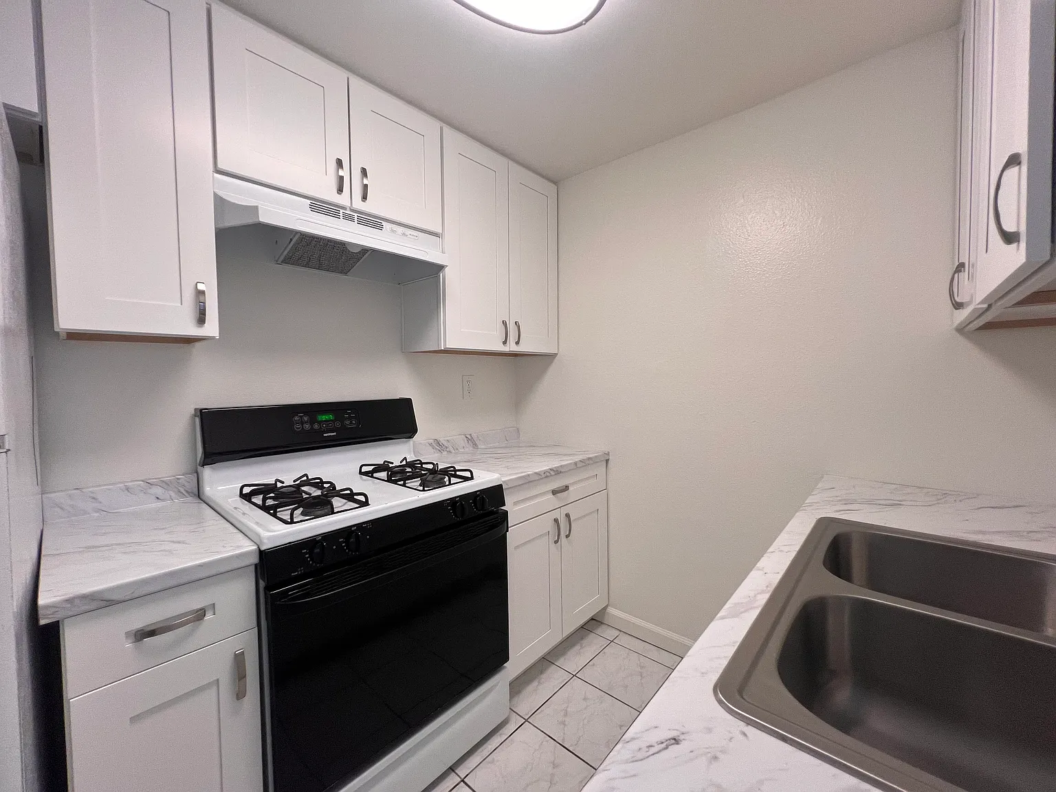 3 bed, 1100 sqft, $2,995 — Photo 4