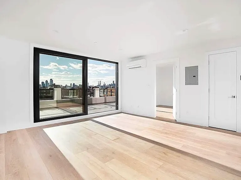 23-33 Astoria Blvd #Penthouse 1 — Photo 5