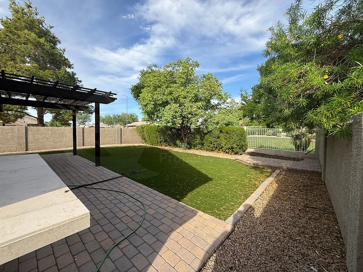 3 bed, 2.0 bath, 1208 sqft, $2,095 — Photo 2