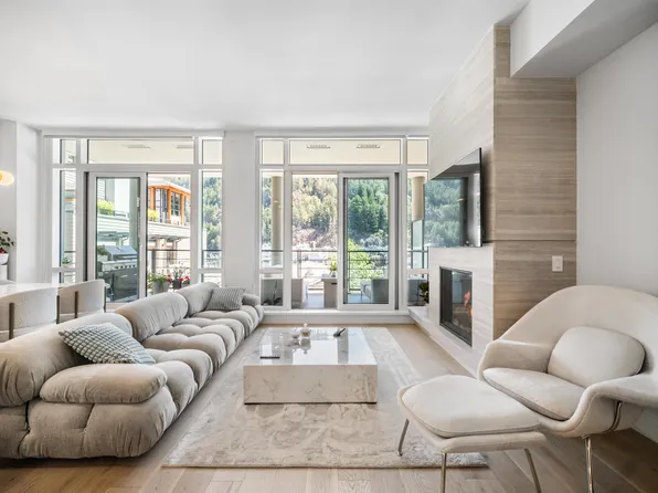 6697 Nelson Ave #301, West Vancouver, BC V7W 1Z9