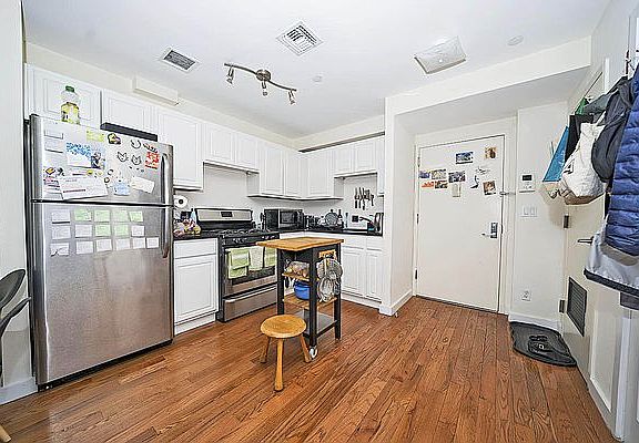 4th image of 960 Willoughby Ave APT 1A
