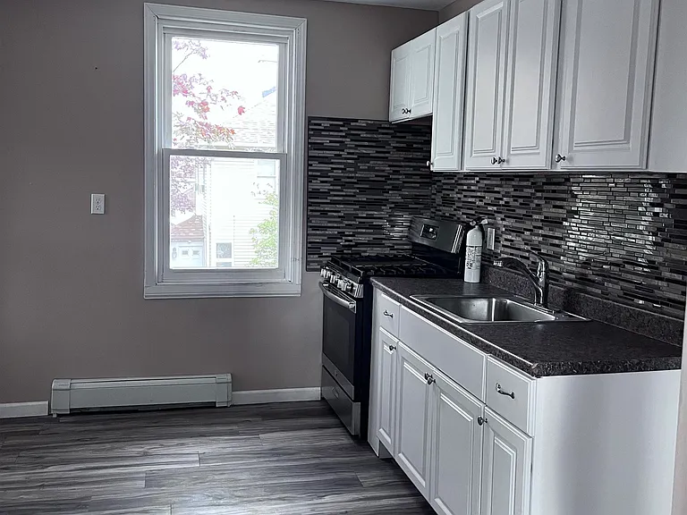 210 Franklin St #2 — Photo 7