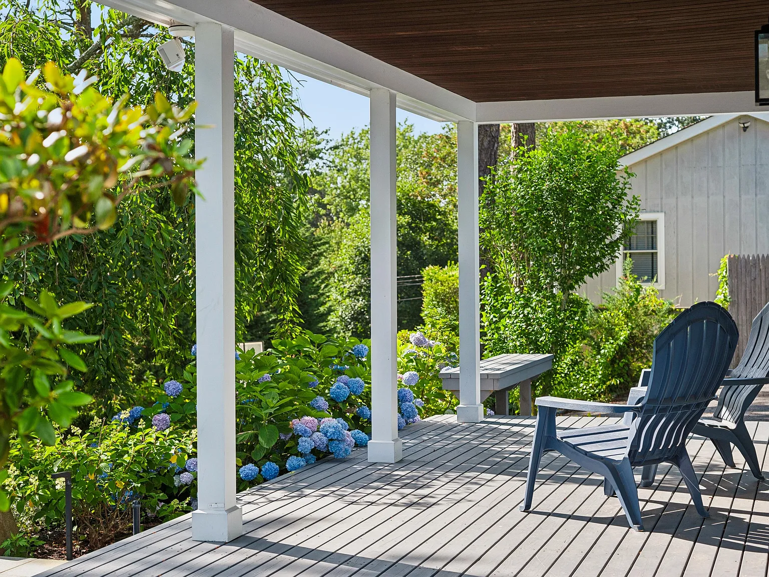 Retreat in Hampton Bays Steps from Meschutt Beach — Photo 2