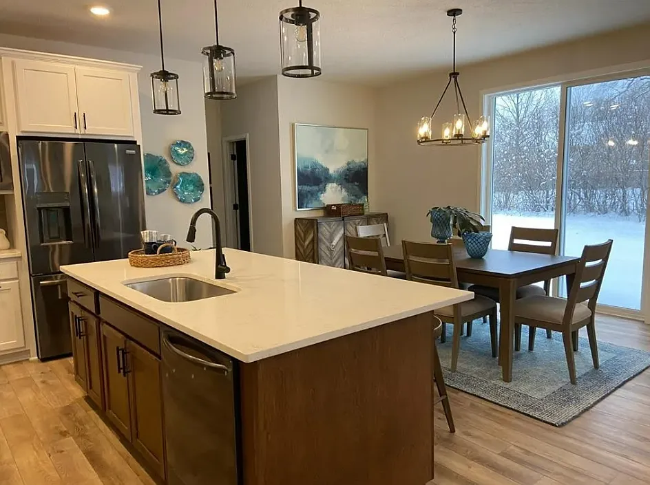 5 bed, 4589 sqft, $5,299 — Photo 3