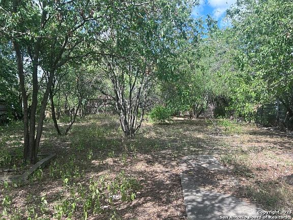 3rd image of 811 SW 40TH ST