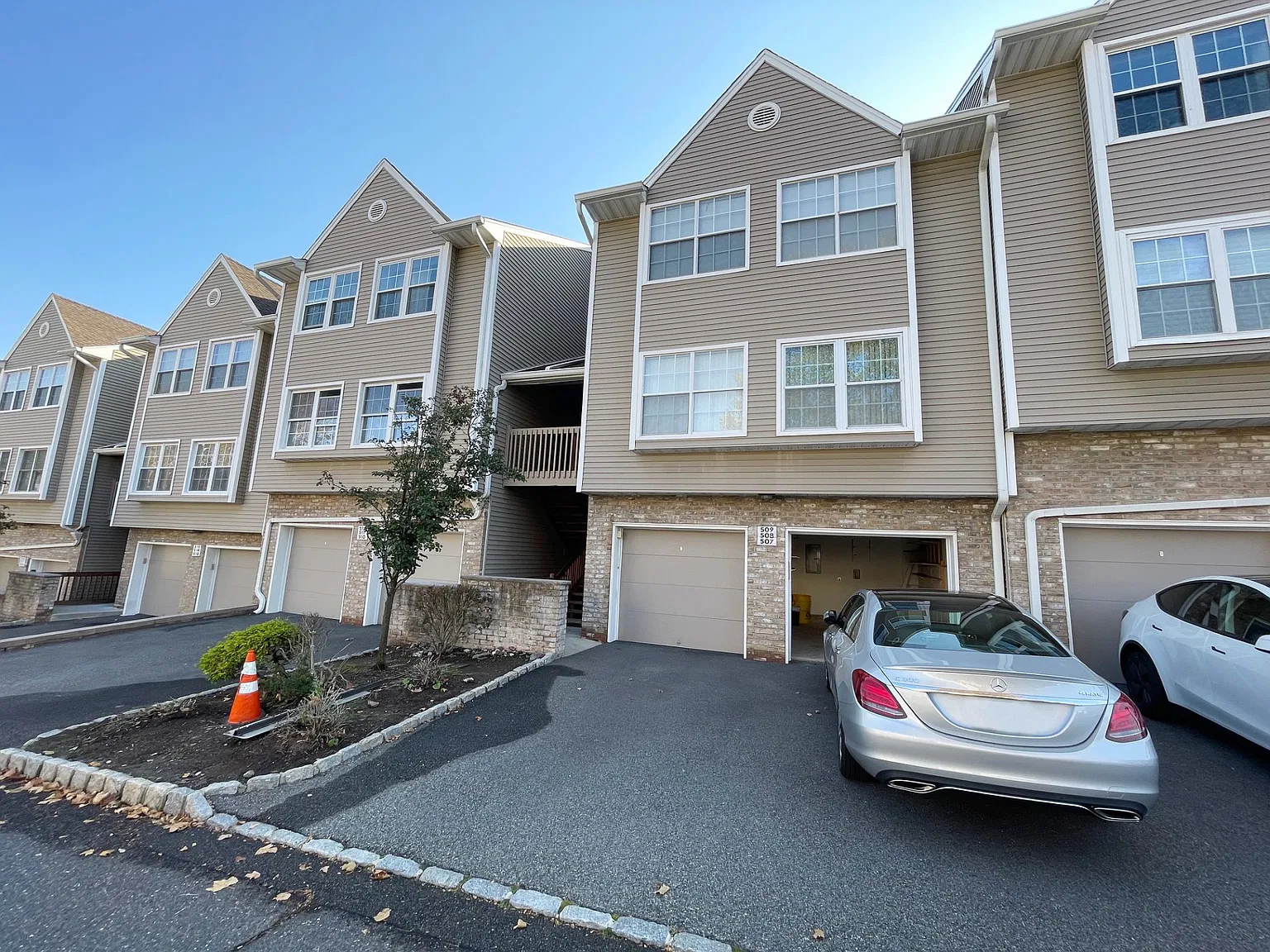 2 bed, 2.5 bath, 1274 sqft, $3,100 — Photo 2