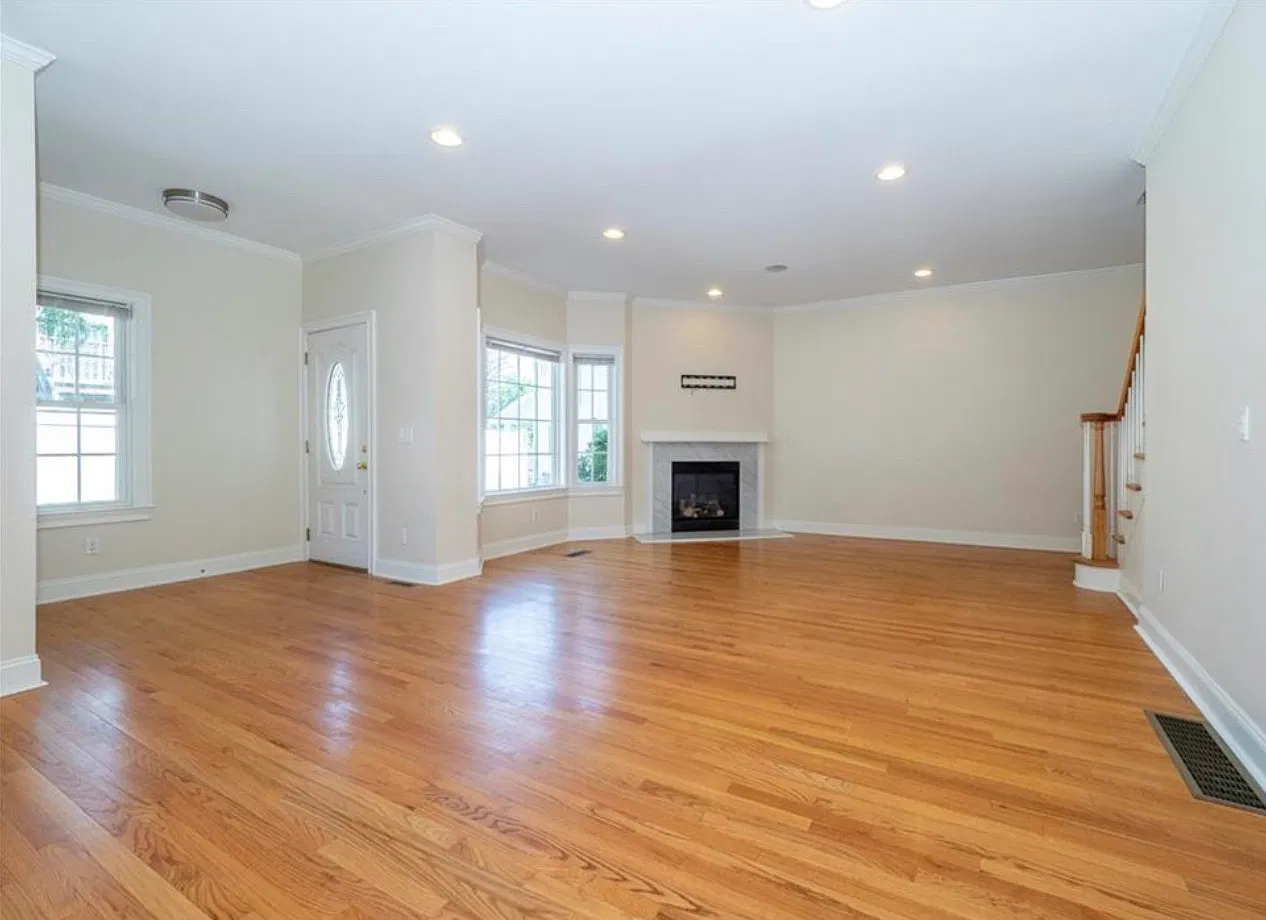 4 bed, 2.5 bath, 2285 sqft, $4,900 — Photo 3