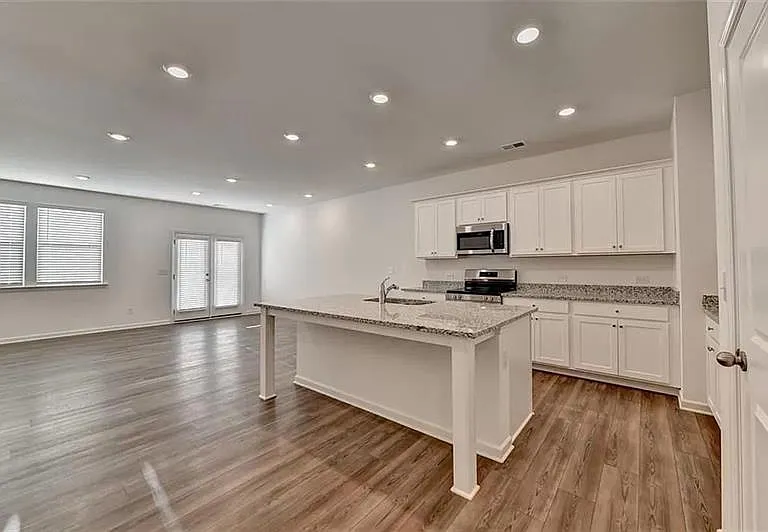 100 Mission Blvd — Photo 4