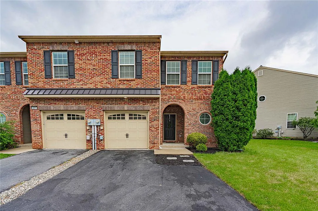 3 bed, 2.5 bath, 2257 sqft, $2,800 — Photo 1